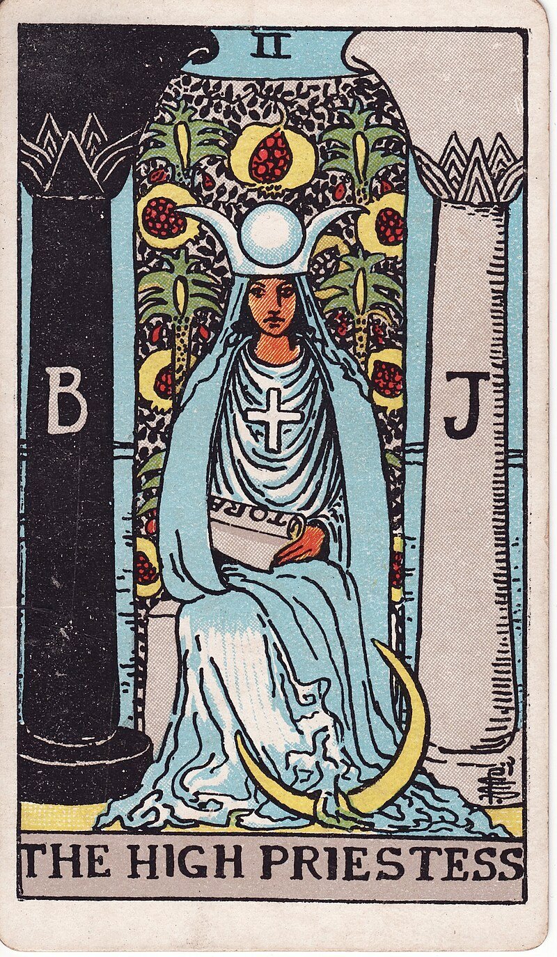 A Sacerdotisa no Tarot Rider–Waite, ilustrada por Pamela Colman Smith.